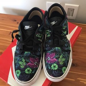Nike tropical print sneaker